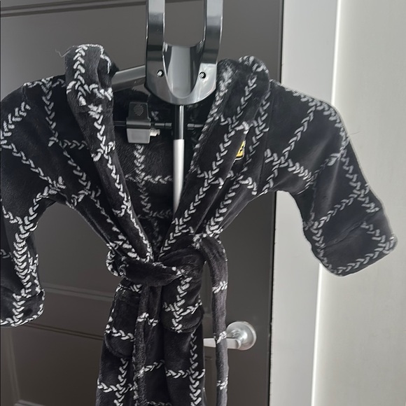 Black and White Robe with Plush Fabric and Belt - Picture 6 of 6